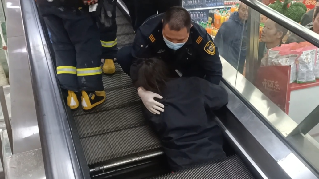 4名女孩在扶梯上突然向后仰倒，81斤的她救了所有人