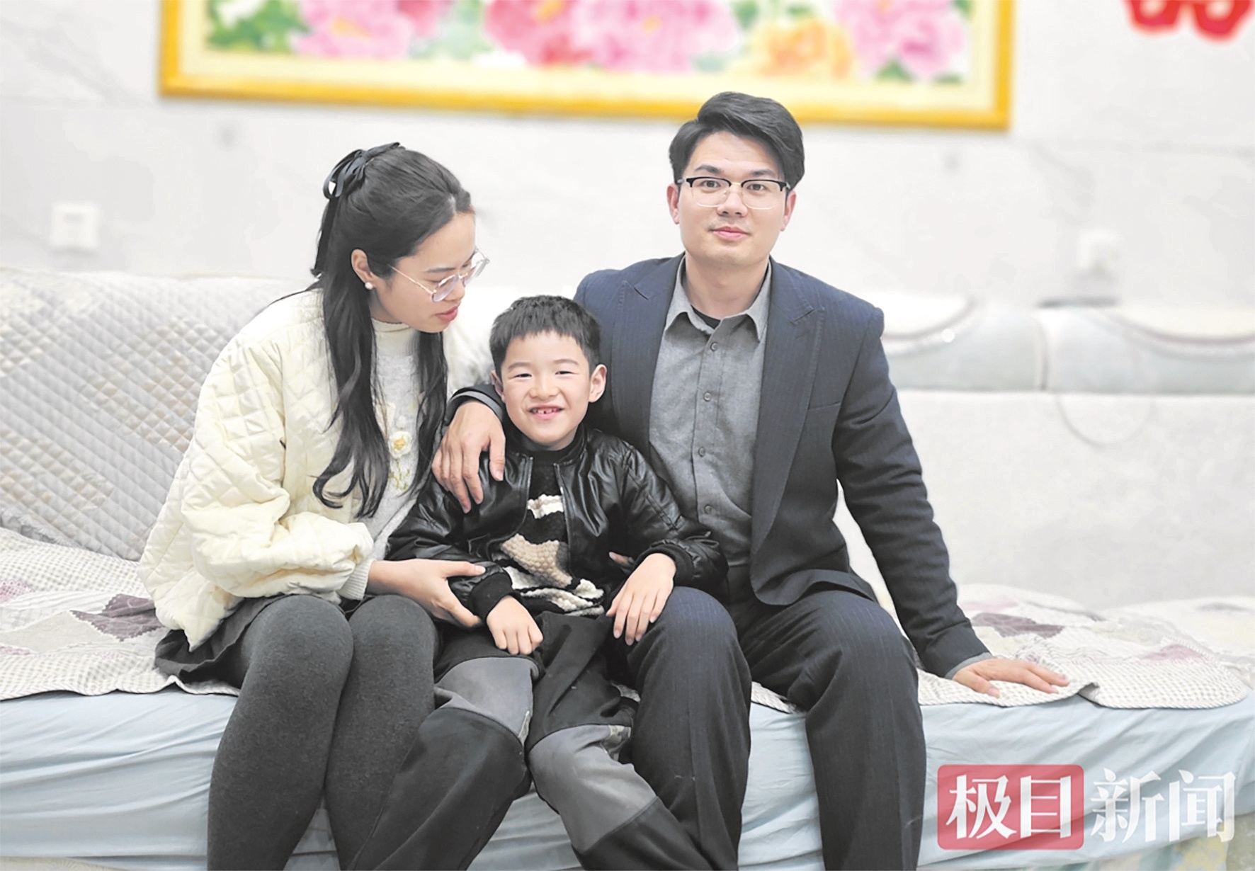 男子顶着浓烟拿斧劈窗 单手拉出火场被困女孩 儿子说长大后要成为爸爸那样的“超人”