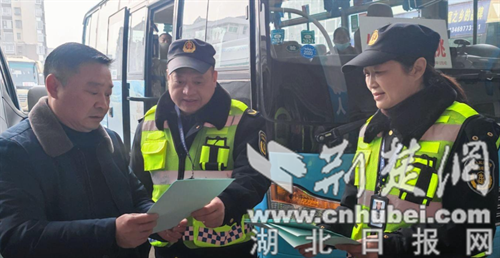  钟祥市交通运输综合执法大队护航春运出行安全