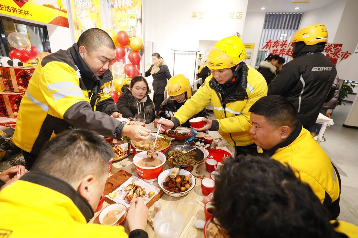 工会驿站里的“骑手团年饭“：平时他们给别人送餐，今天团年饭送给他们