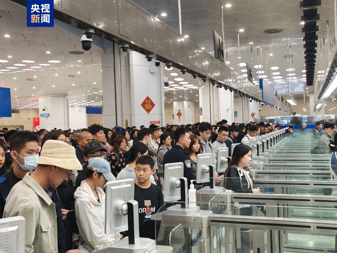 琴澳“双向奔赴”年味浓 横琴口岸五天出入境客流超47.7万人次