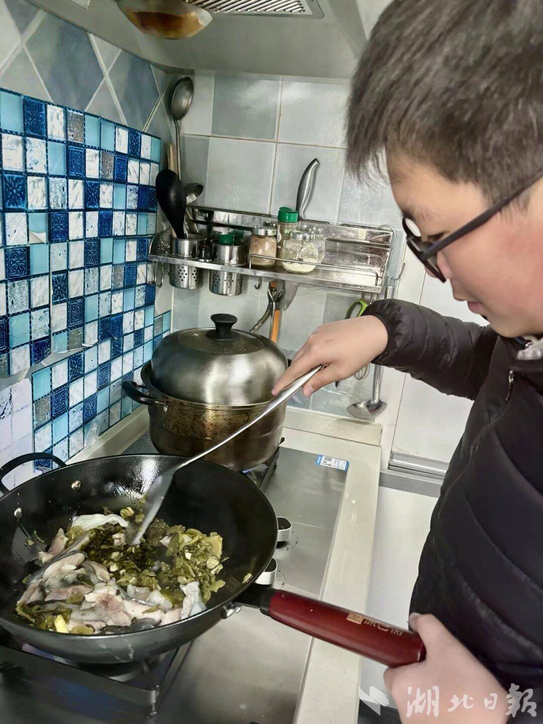 武汉初中生“云端年夜饭”烹出成长年味