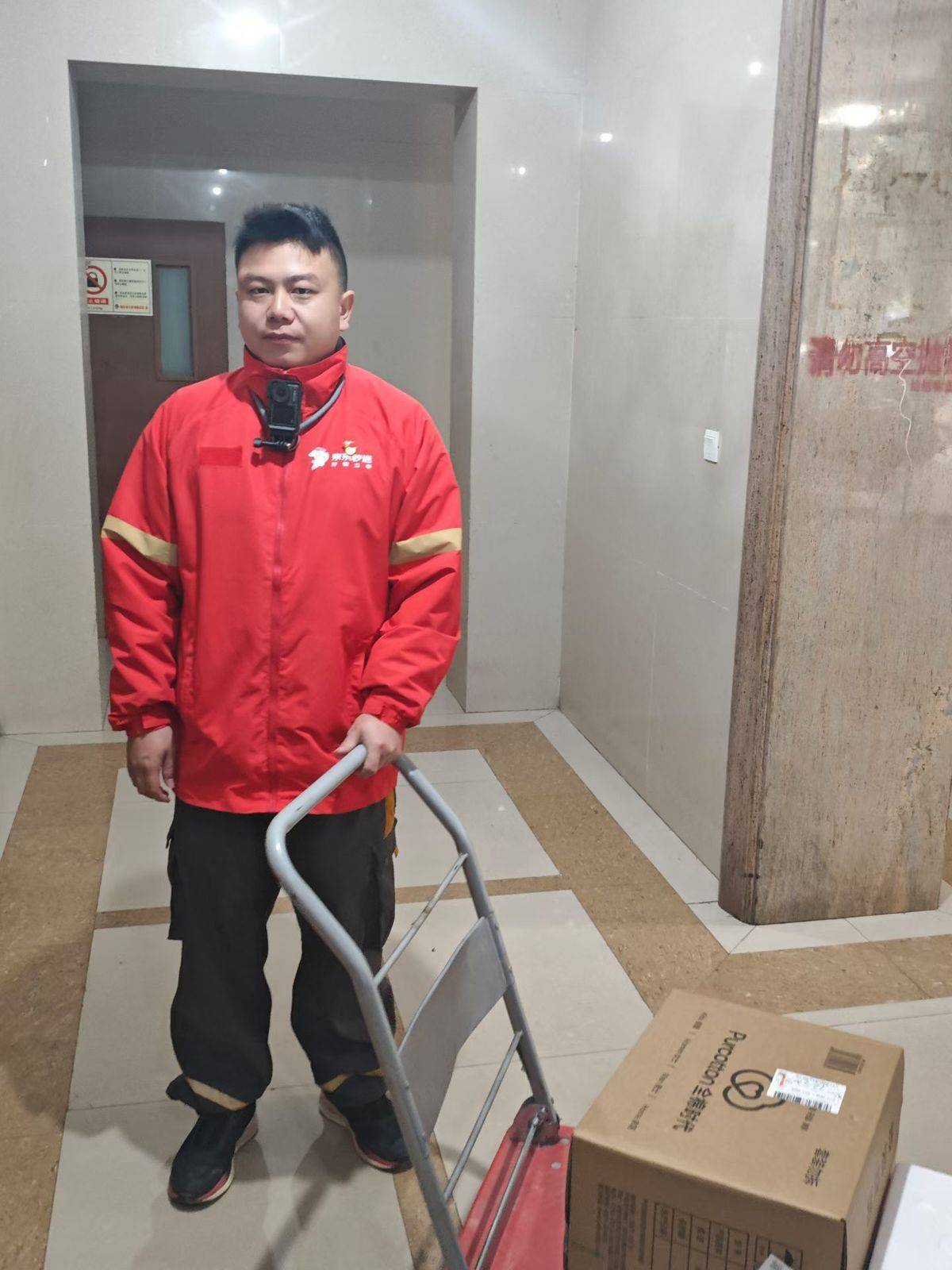 新春走基层·我与“小哥”送外卖丨跟着骑手跑单一天，看到城市运转的另一条“治理线”