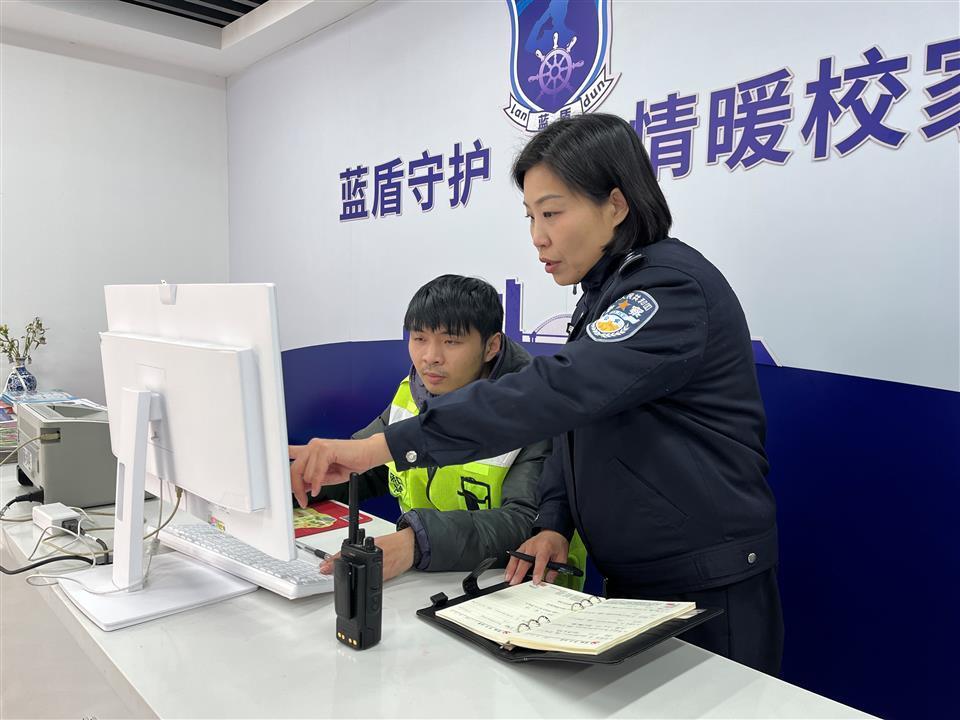 新春走基层：春晚归来履职忙 武汉社区女儿邵楠暖心续写为民初心