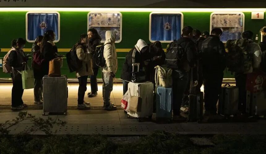 经济热点快评丨“永不发车”的列车，承载城市治理的温度