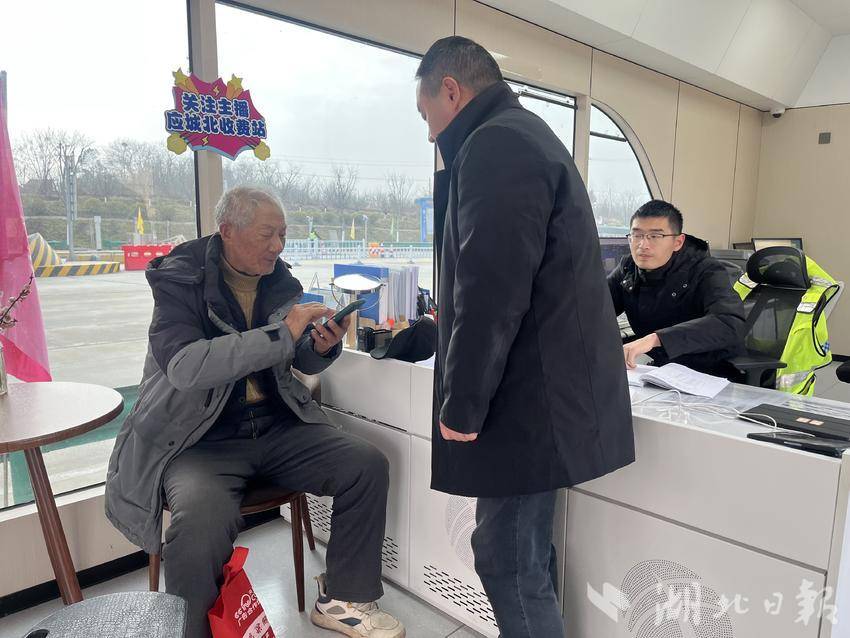 应城：七旬老人2公里迷途，收费站6公里护送