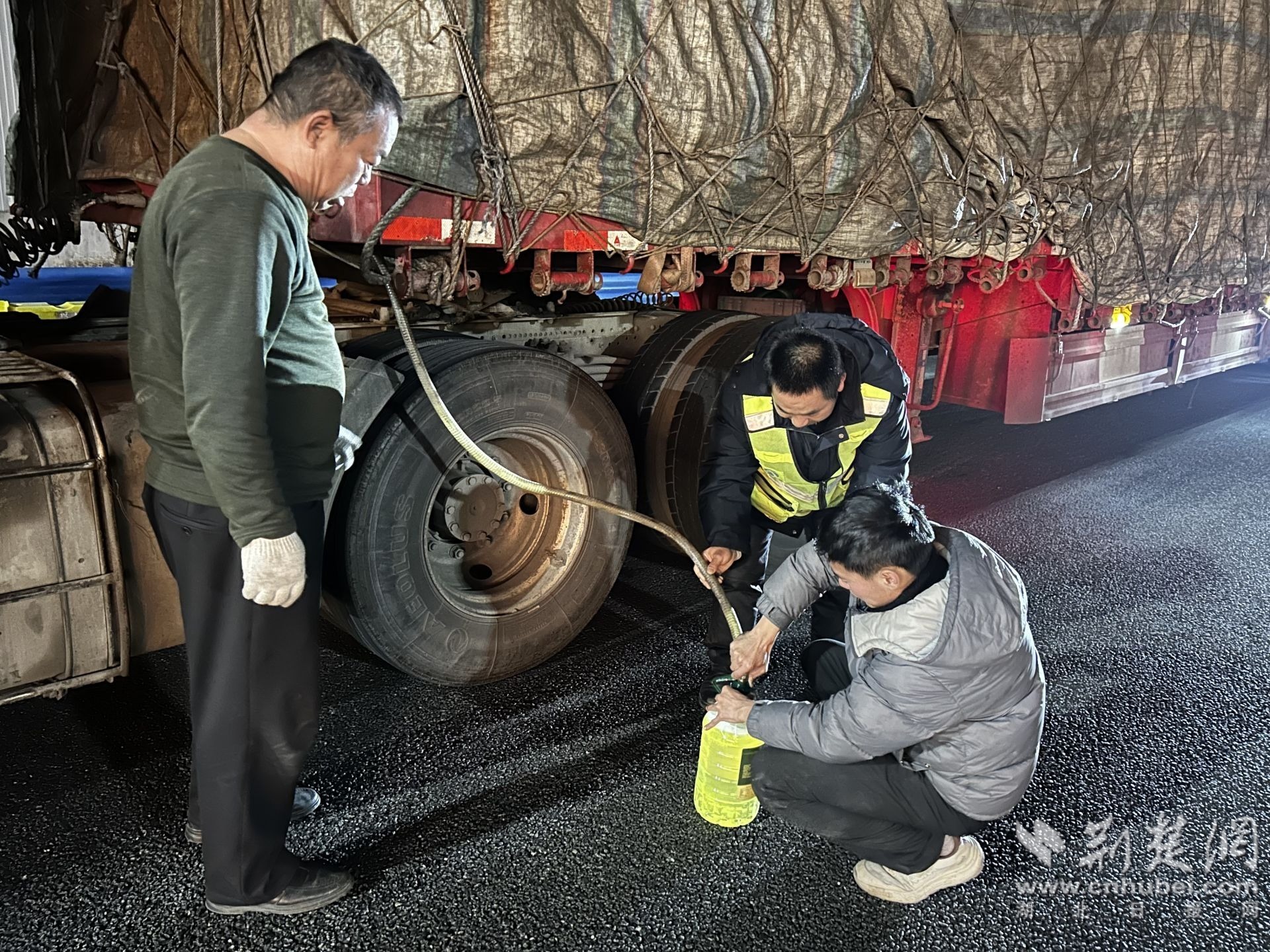  货车深夜高速趴窝 多方“燃油接力”温暖春运路