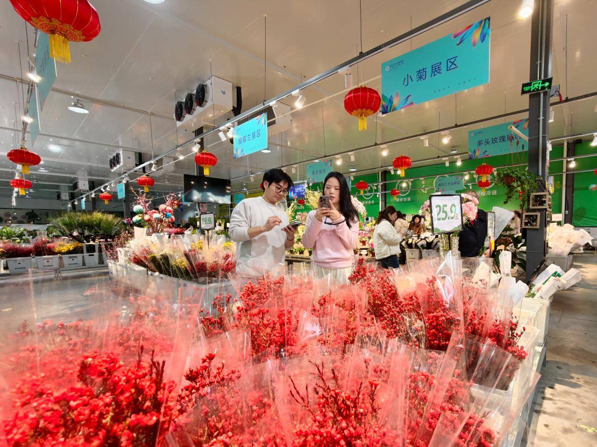 年宵花碰上情人节，武汉鲜花市场“红红火火”