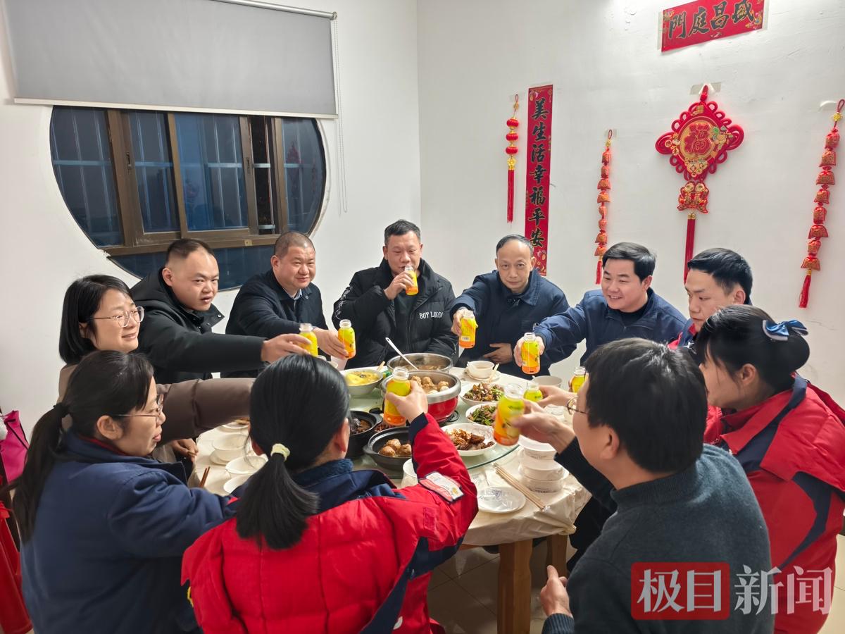 爱心服务台+暖心团年饭，温暖返乡归家人