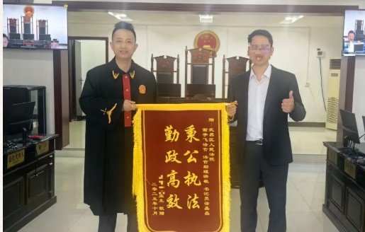 职工喜领“大红本”杨园法庭倾力破解19年住房“办证难”