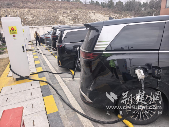 返程近尾声 襄荆高速用心护航“满电”归途
