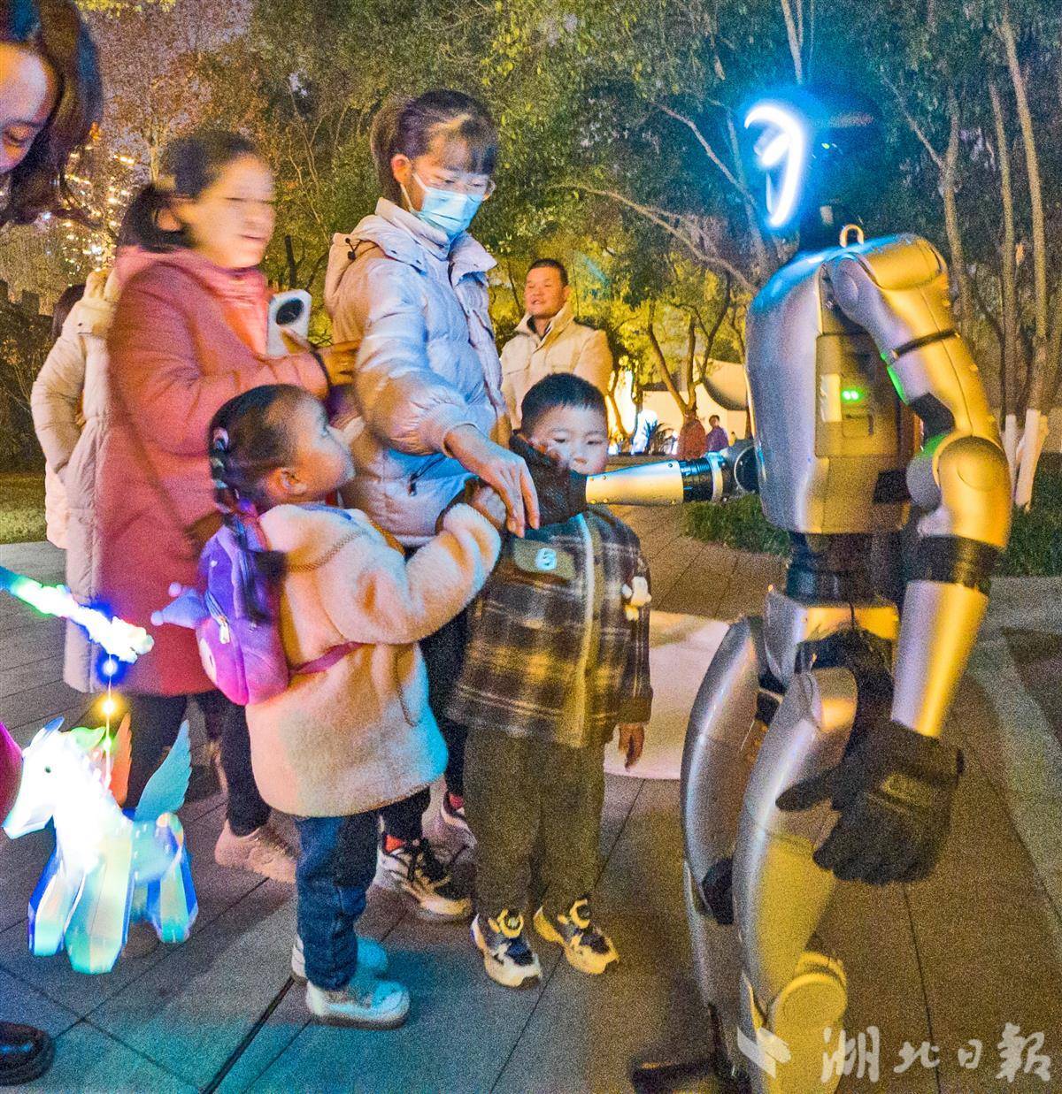  宜昌灯展机器人陪娃赏花灯