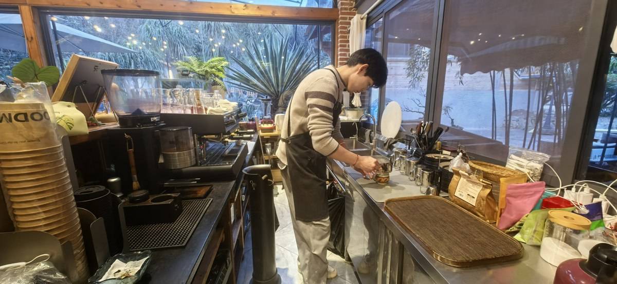 这个小山村里的咖啡馆，生意为啥这么火？