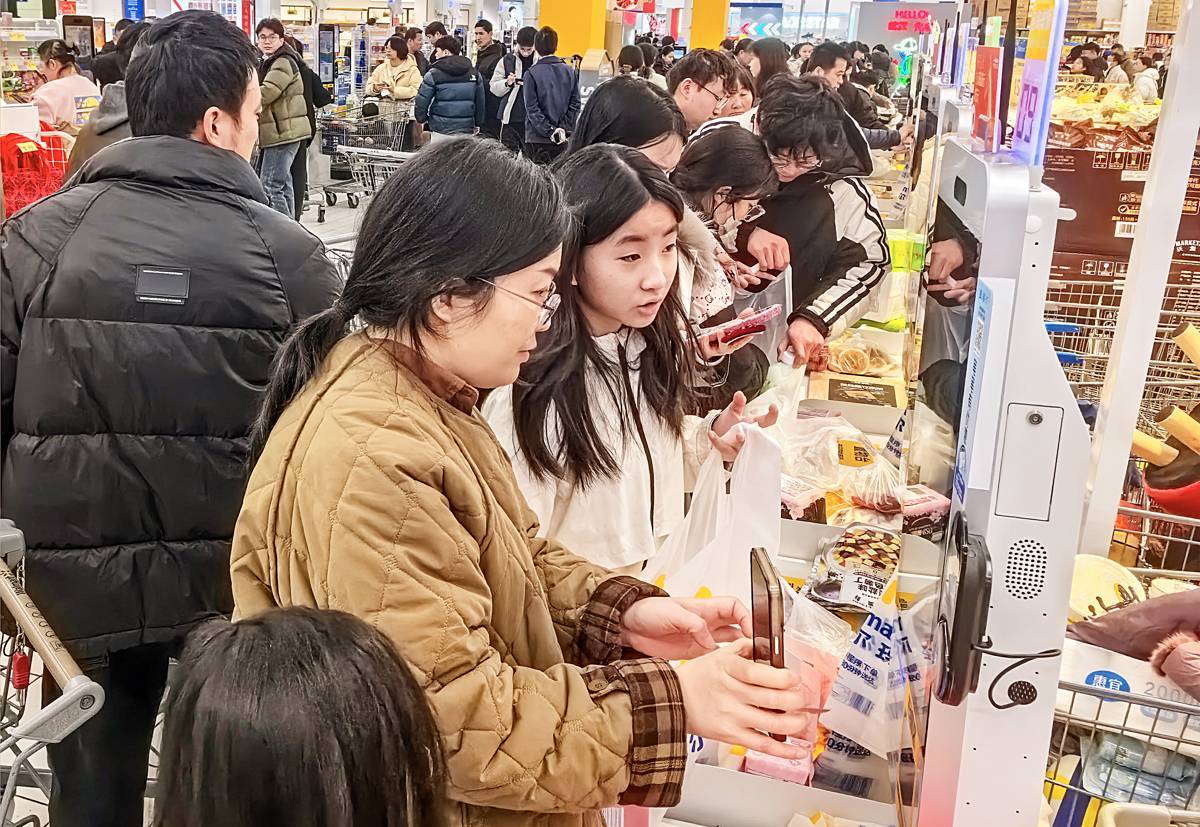  春节前最后一个周末，武汉市民涌入超市买年货