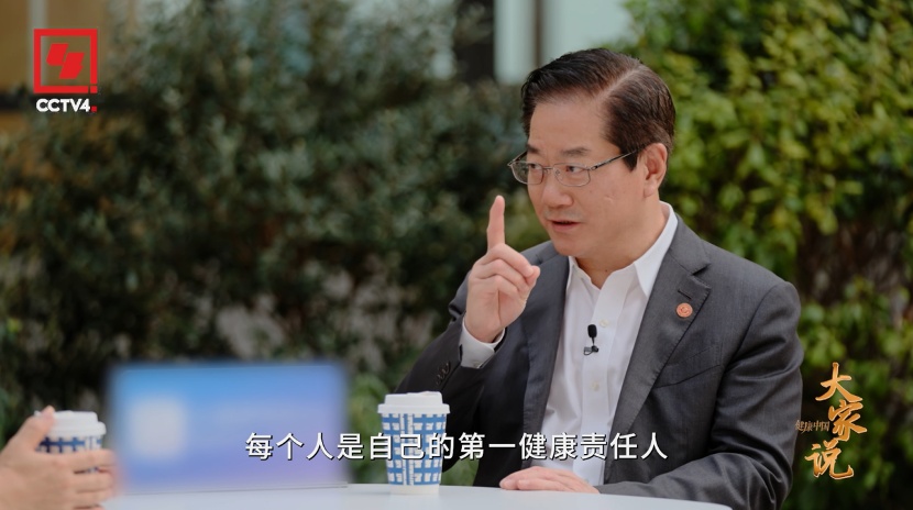 1厘米极限操作！这位眼科专家在手术台上与时间赛跑