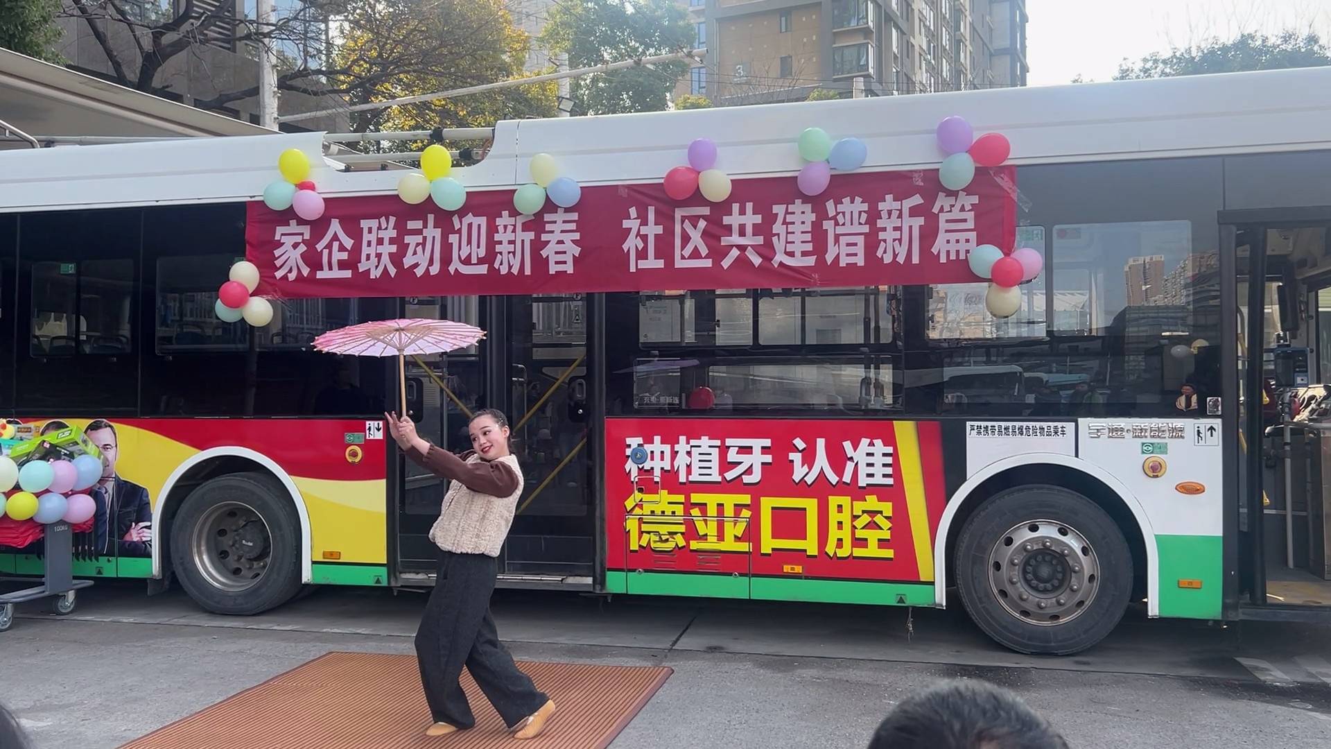  “场站变舞台，司乘是主角” ——武汉公交“我们的春晚”暖心上演