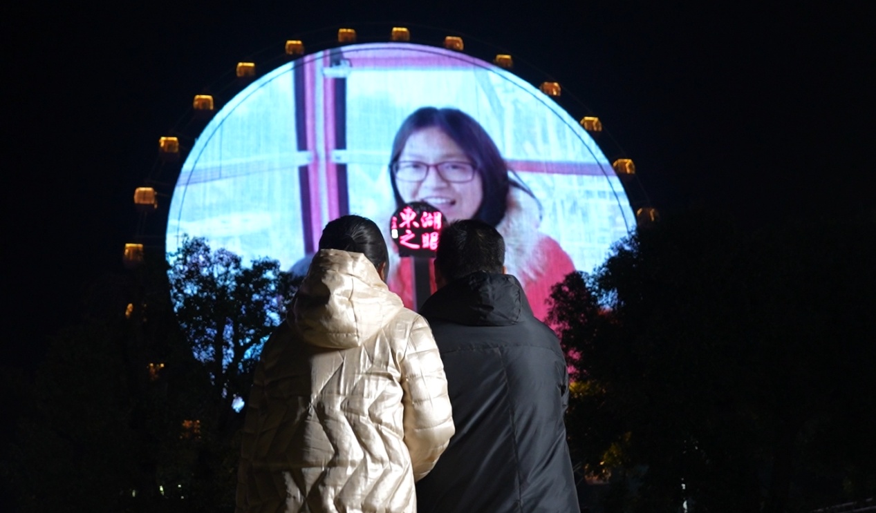 东湖之眼将情侣合影“挂”上云端 新年假期凭结婚证免费乘坐