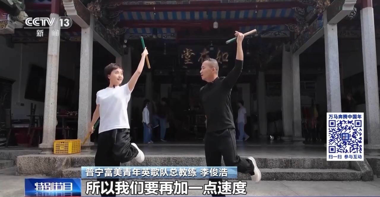 过年气氛组来了 总教练手把手教你跳英歌舞