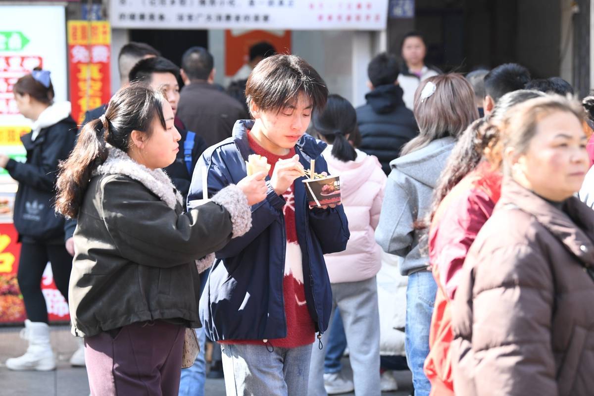 武汉户部巷春节假期人流如织