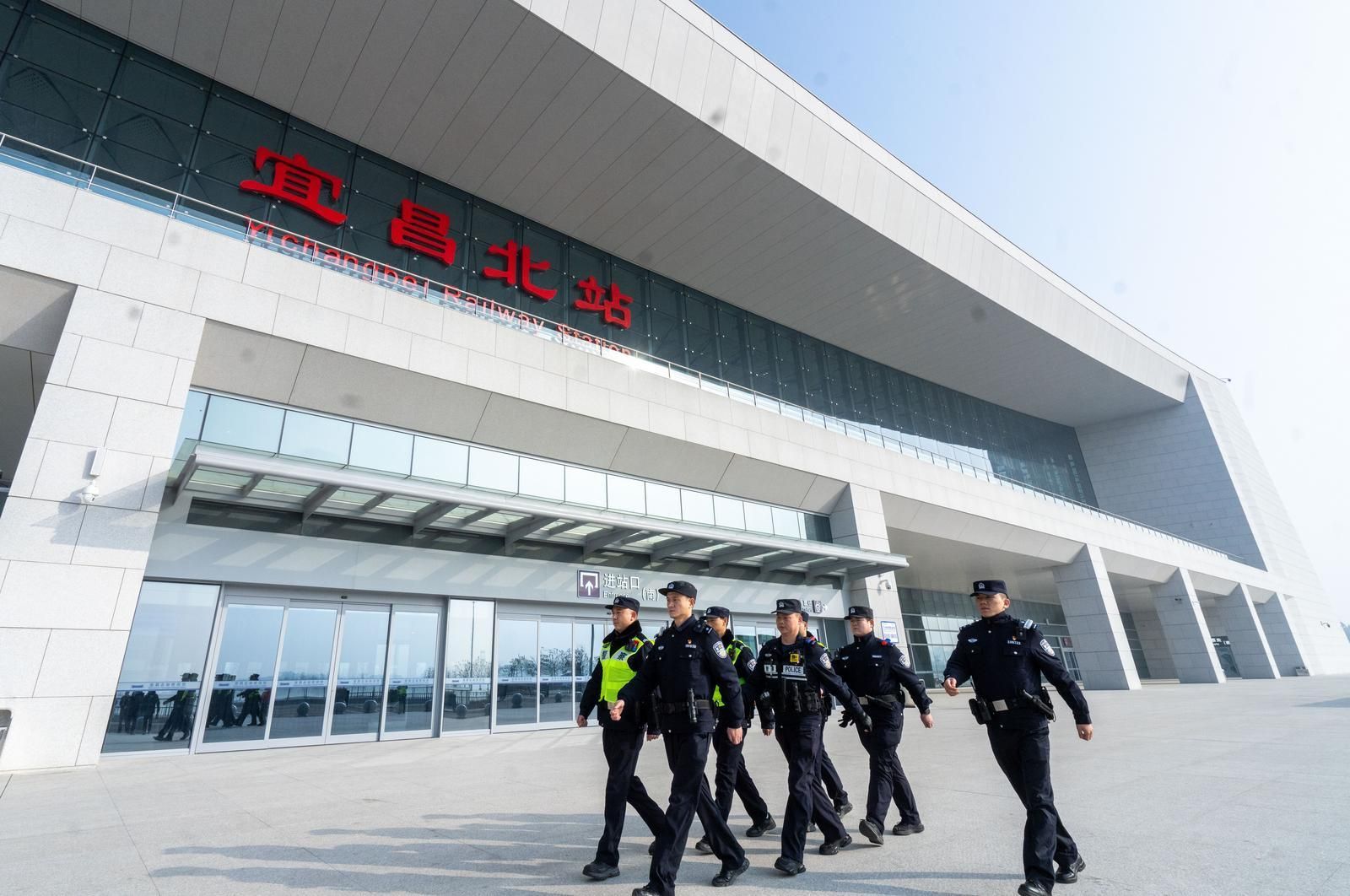  大数据调度  机器人收费  志愿者服务——春运首日宜昌多措并举情暖游客归乡路