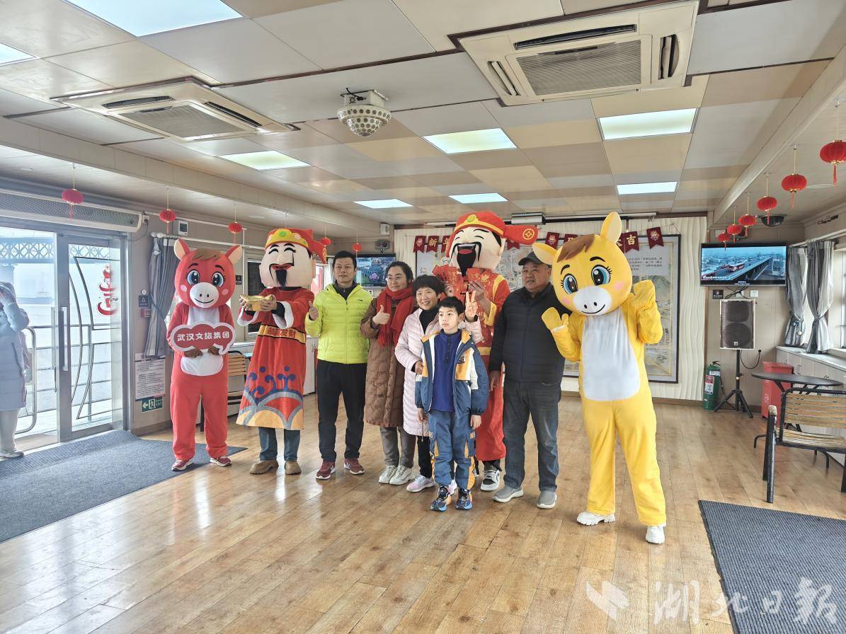  武汉“一桥两山”沿线轮渡客流同比增长5倍