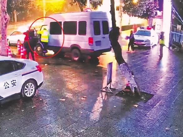  面包车溜向长江大桥桥头 交警飞身跃入驾驶室踩下刹车