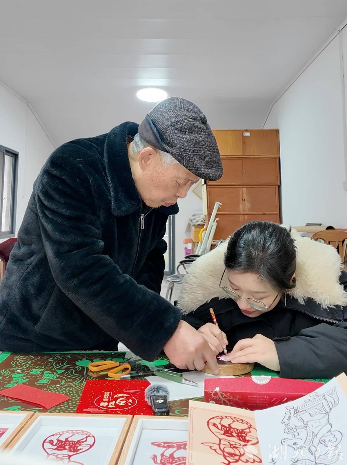  我在湖北“造”年味︱热情“剪”涨！一张纸刻下丰年祝福