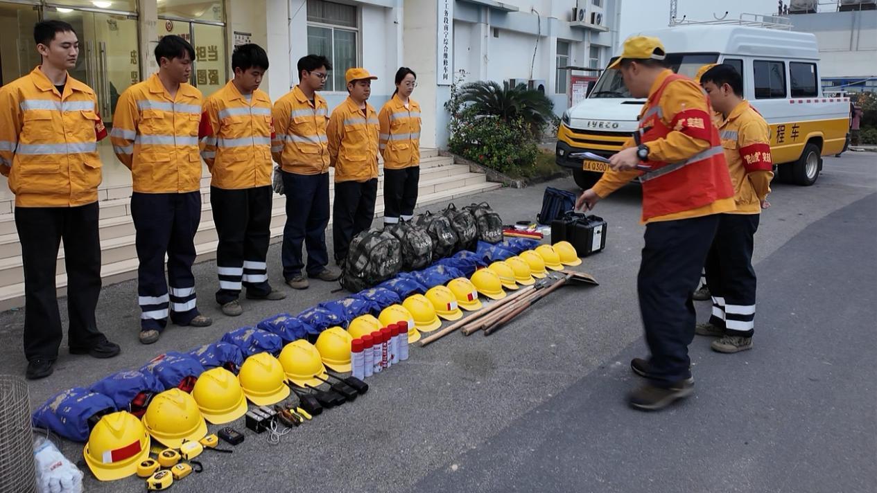  新春走基层｜铁路边的“爬山虎”突击队为何要给石头“上户口”？