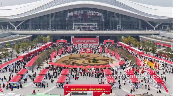 2026春运湖北首趟务工返乡专列抵荆 800游子乘高铁暖心归乡