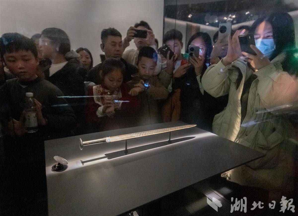 “天下第一剑”有多火？排队现场堪比春运