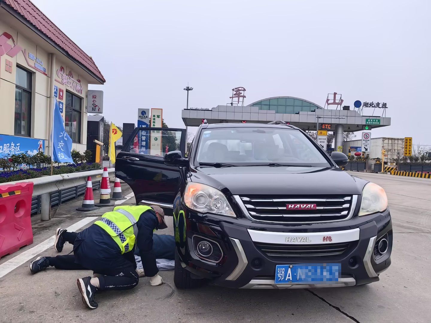 一抹志愿红 温暖春运路