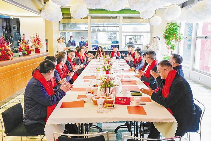恳谈会开始前 这位楚商敲定回乡投资