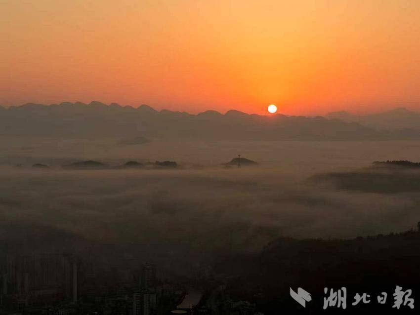 建始：朝晖泼彩染云海 生态流芳润山城