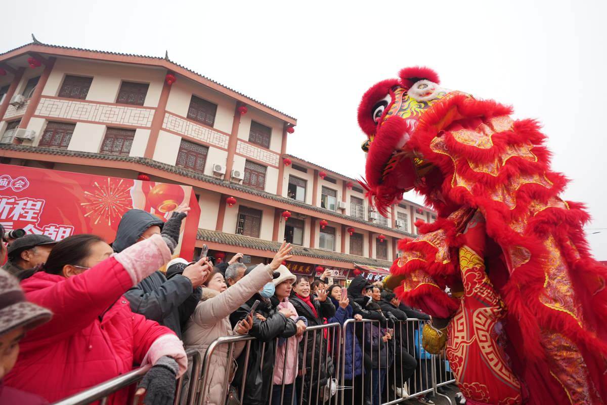 马年闹新春！武汉柏泉茅庙集庙会开锣，鱼灯巡游、非遗展演年味拉满