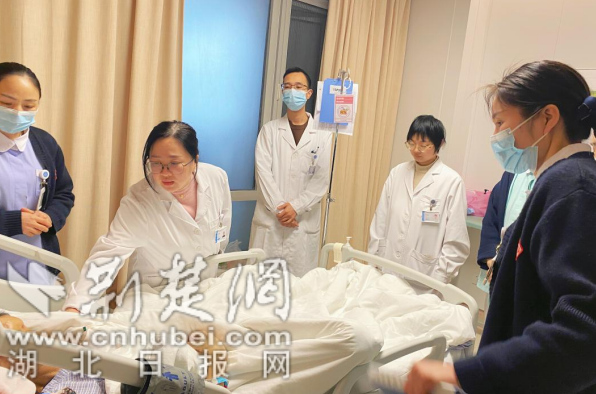 难忍癌痛老人欲轻生，医护大爱守生命尊严