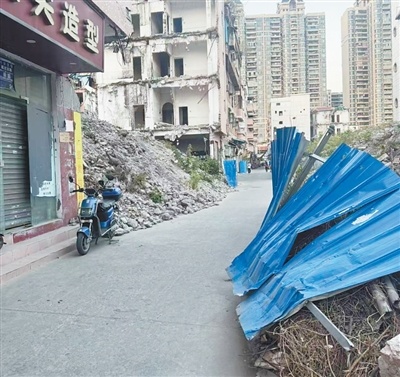  围挡损坏、路灯停用，拆迁停工一年留隐患，咋办？
