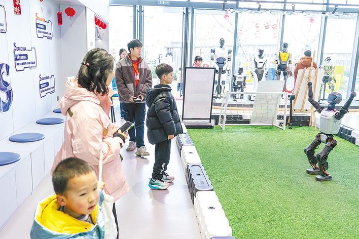  闲时坐店迎客 忙时外出打工 这里的人形机器人春节无休