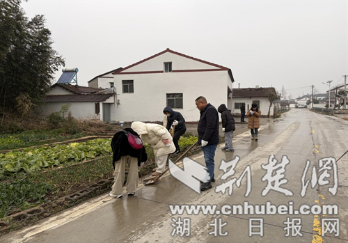 荆门东宝子陵铺镇：干群携手整治环境 集镇焕新迎新春