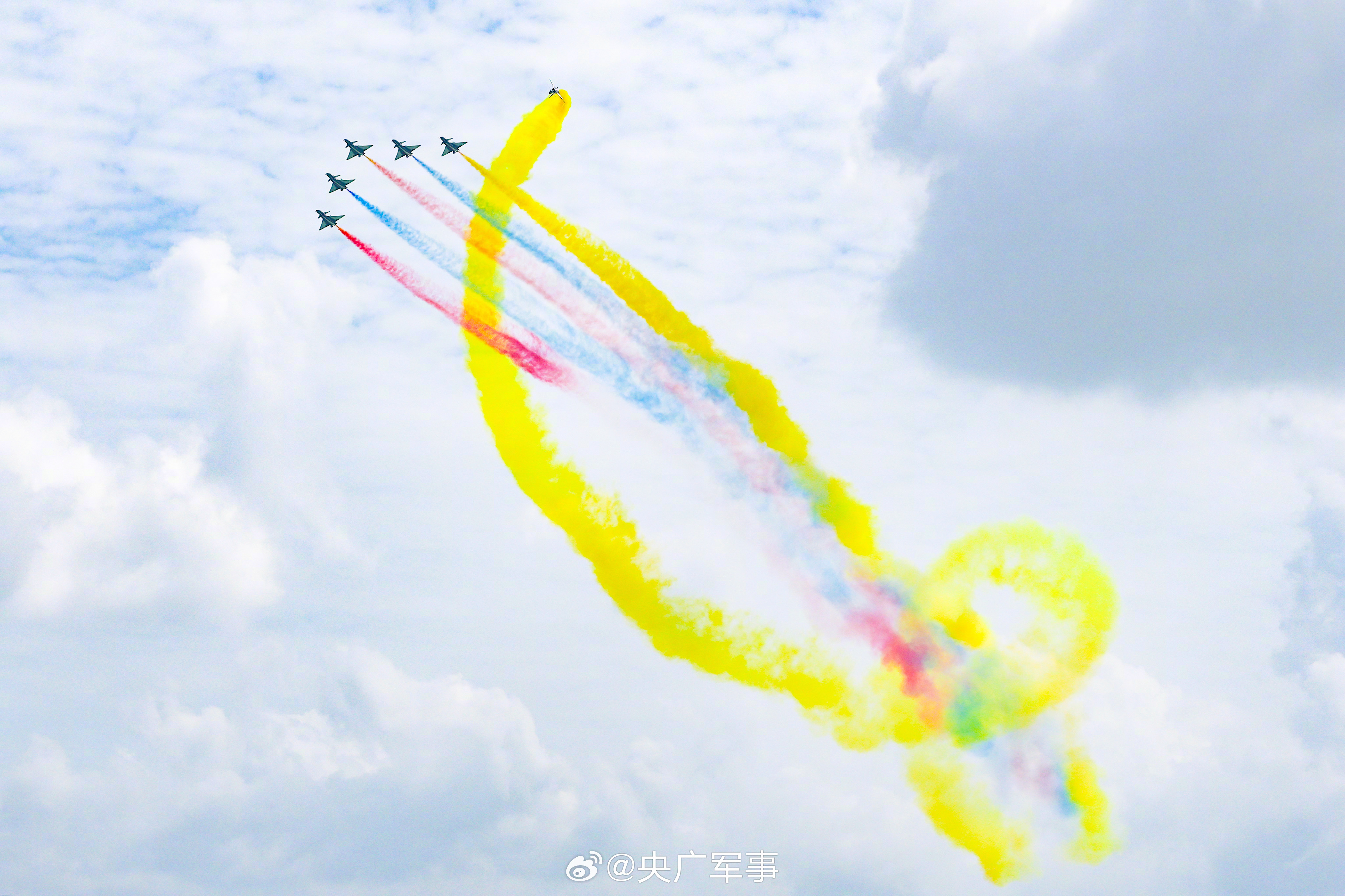 惊艳亮相!八一飞行表演队新加坡航展炫舞蓝天