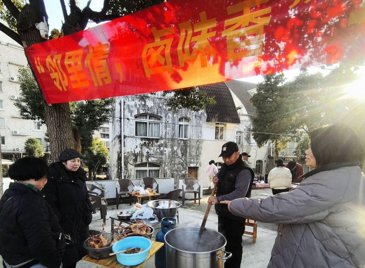  太香了！太暖了！武汉老厨师义务帮邻居卤菜