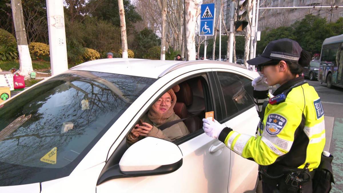 武汉交警首次戴上AI眼镜值守黄鹤楼，1秒辨出是否预约停车