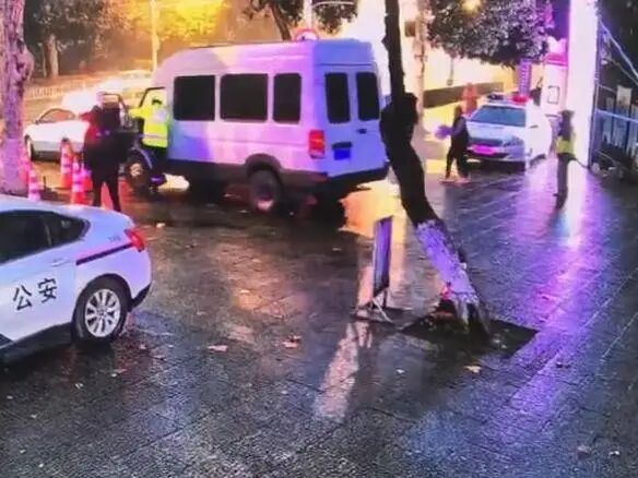  千钧一发！武汉龟山公园门口，他踩死刹车！