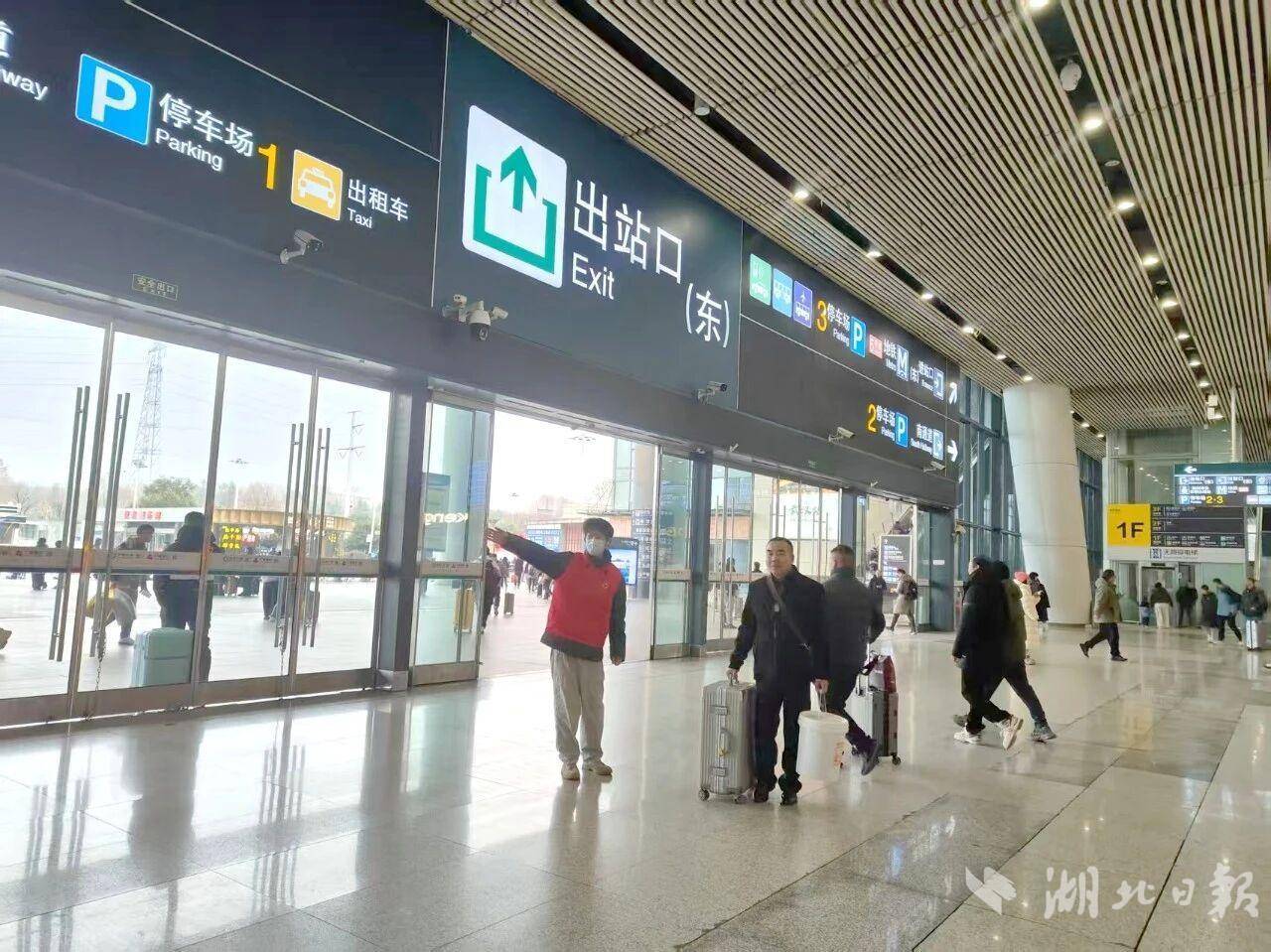  春运启幕、暖途相伴 武汉站织密守护网铺就团圆路