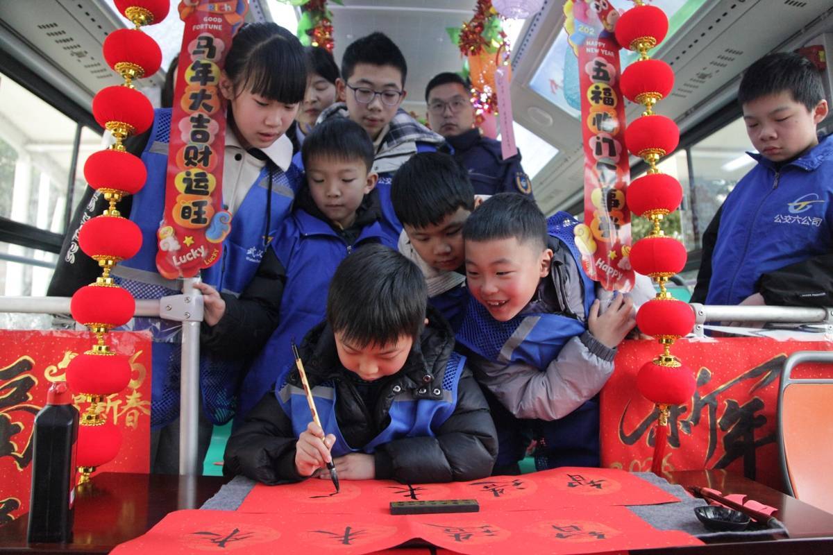  红纸银剪映车厢！武汉公交这场小年亲子活动，把年味贴满全车