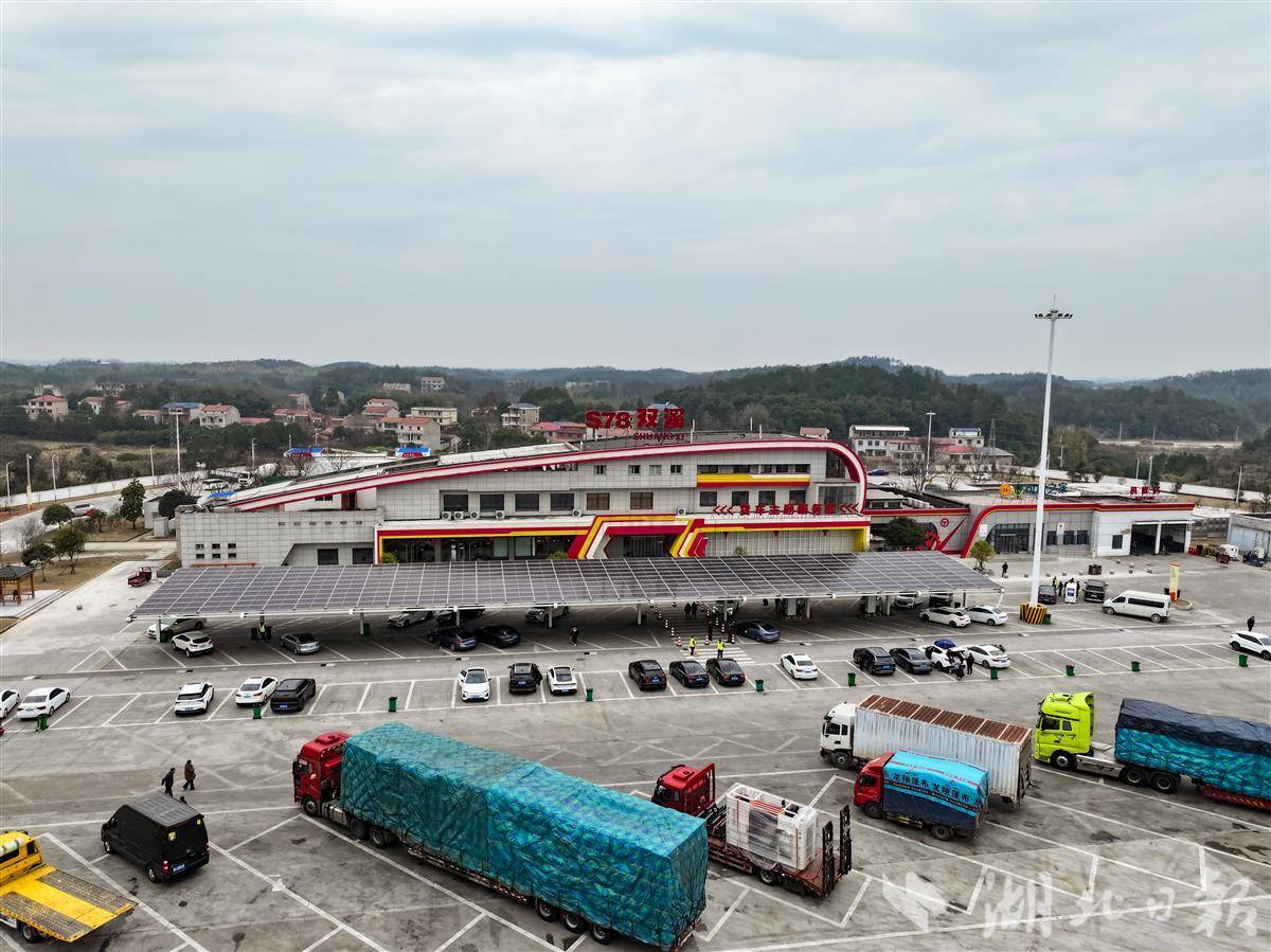 高速公路服务区里，充电机器人一路小跑充电忙