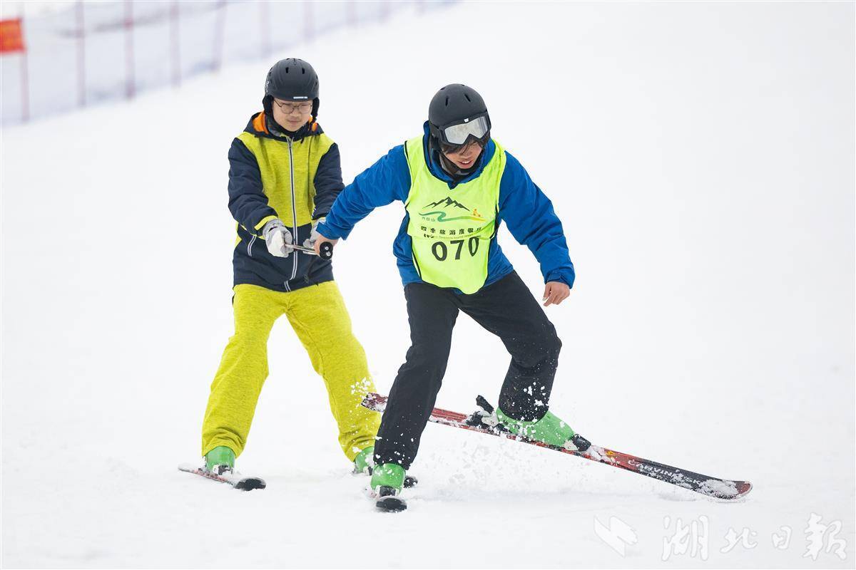 利川齐岳山滑雪场游客火爆！