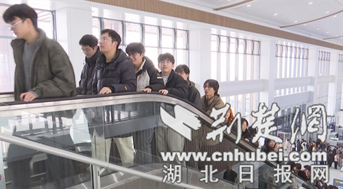 钟祥市教育局组织百余名大学生感受家乡发展新脉动