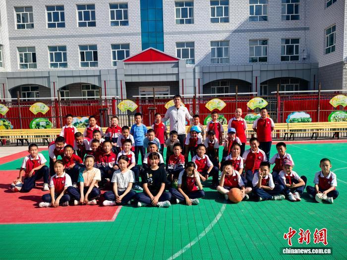  两赴新疆：“00后”支教老师用篮球点亮少年心