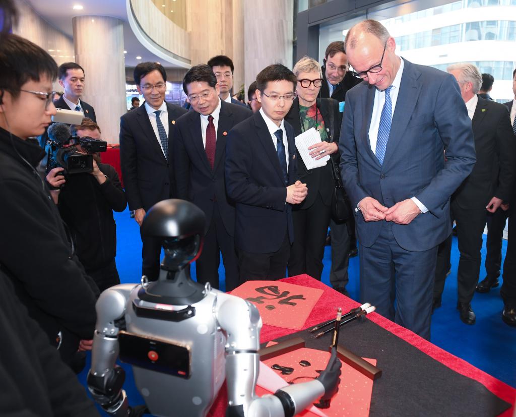  德国总理默茨在华参访企业：愿马年成为德中合作与发展之年