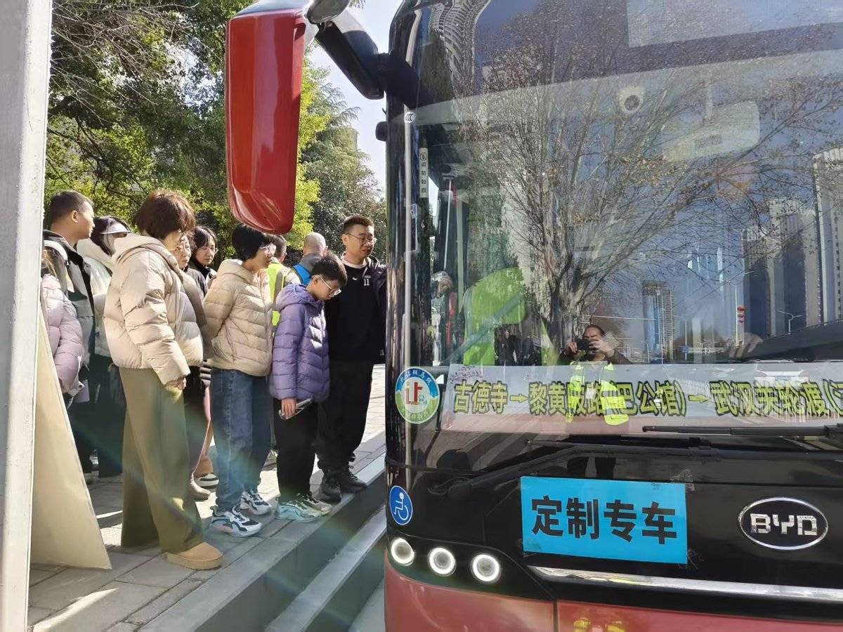 春节单日客流达3200人次 武汉D112路定制公交成网红景点“便民线”